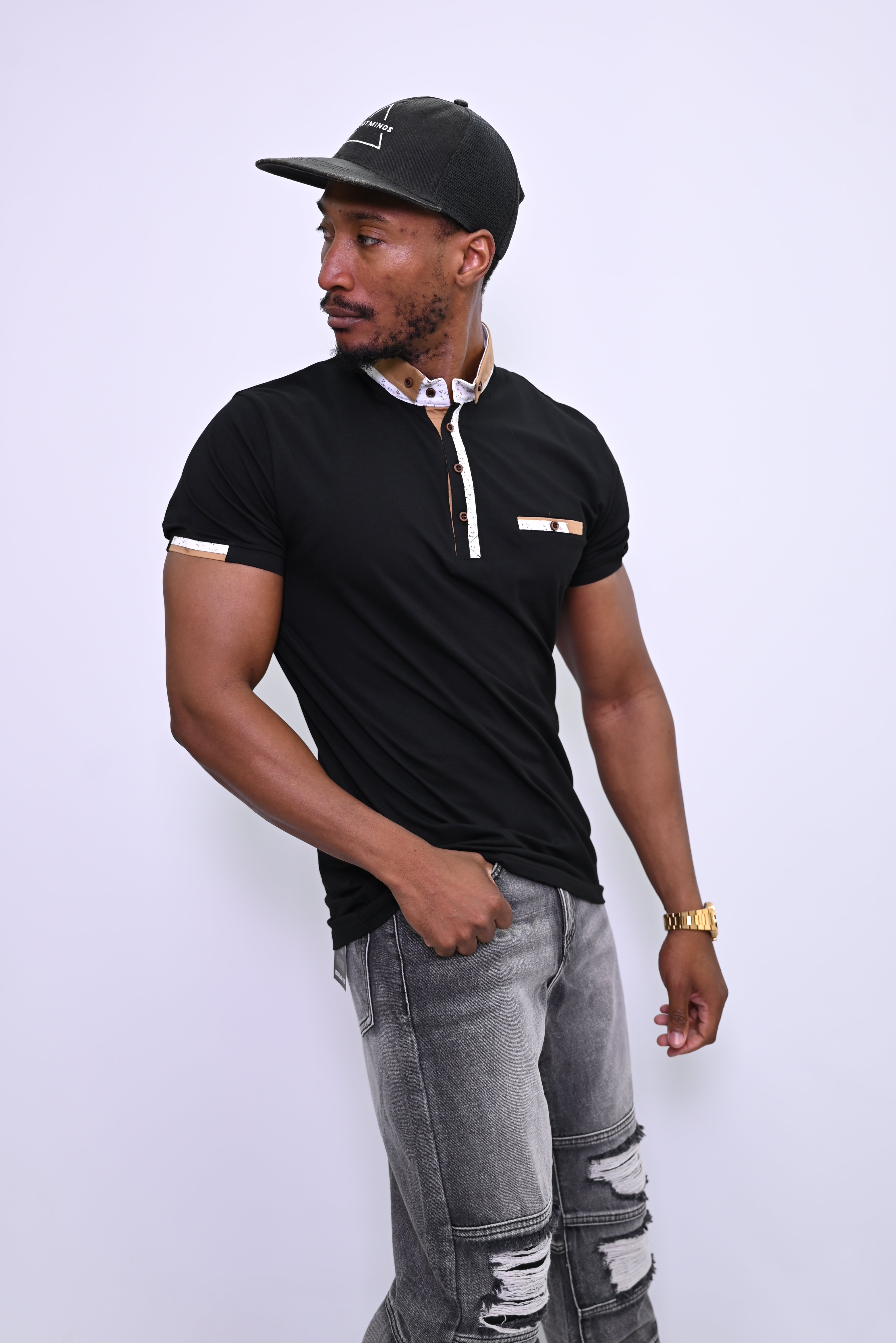 Elegante Zwarte Polo met Contrasterende Details en Decoratieve Borstzak 17-9591